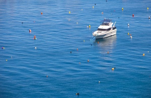 Quels sont les avantages des systèmes de traitement des eaux usées à bord des bateaux?